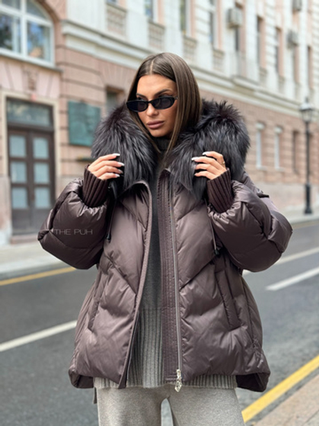 Шоколадный пуховик с удлиненной спинкой и мехом енота