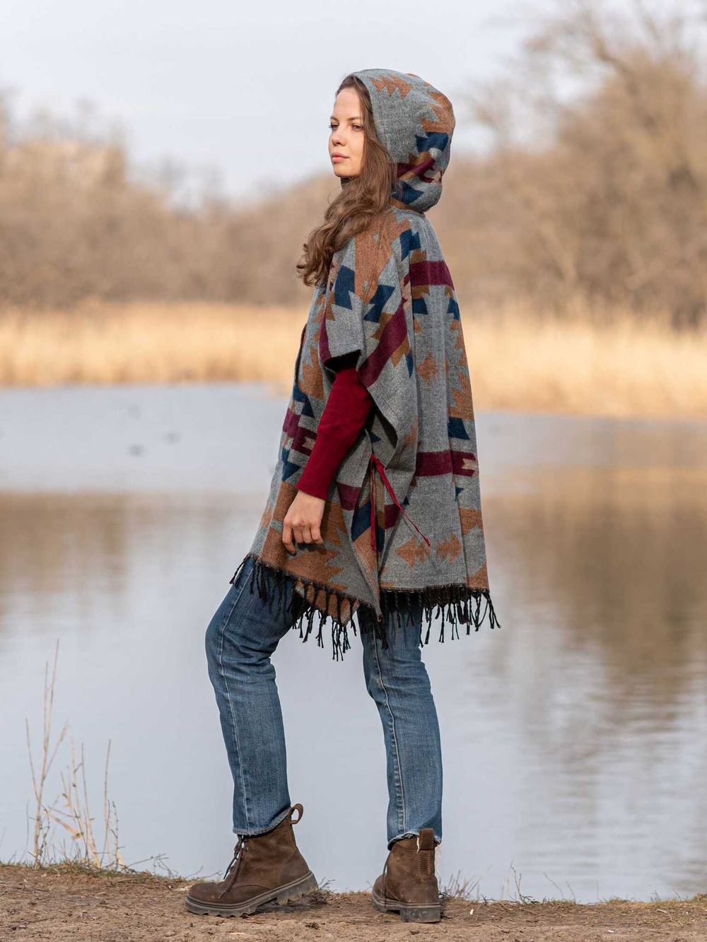 Пончо шерстяное с орнаментом