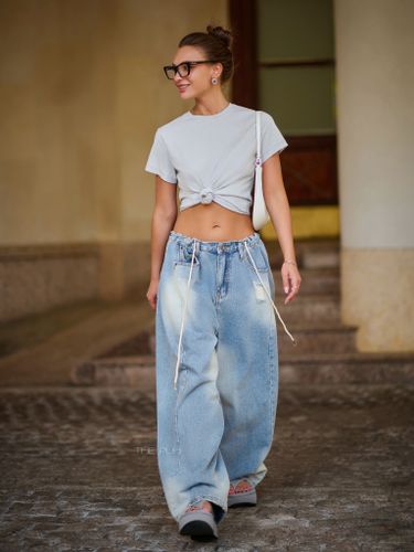 Голубые джинсы-трансформеры с потертостями