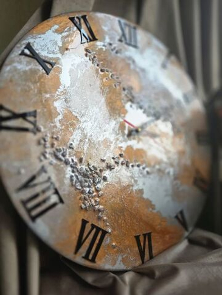 Подарочные настенные часы из эпоксидной смолы с камнями