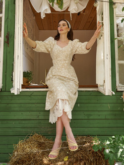 Платье миди с вырезом