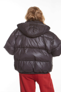 КОРОТКАЯ КУРТКА-ПУХОВИК С КАПЮШОНОМ