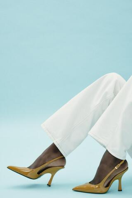 ZARA ЛАКИРОВАННЫЕ ТУФЛИ-МЮЛИ НА КАБЛУКЕ, КАРАМЕЛЬНО-КОРИЧНЕВЫЙ