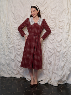 Платье с кружевным воротником