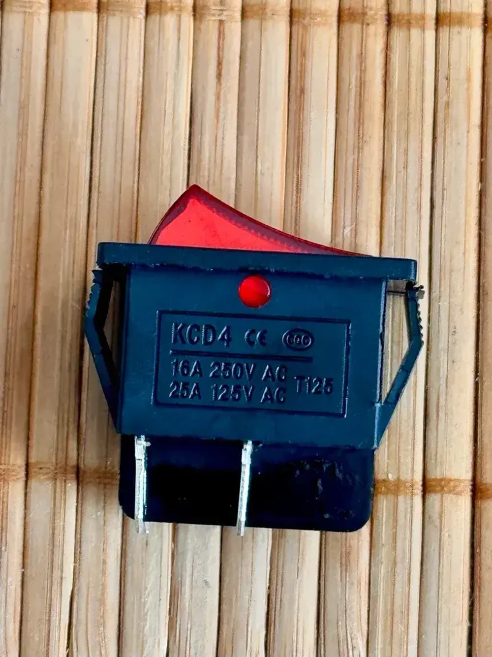 Красная кнопка тумблер выключатель, с подсветкой 16A-220V, KCD4-101/4PN, 1 штука