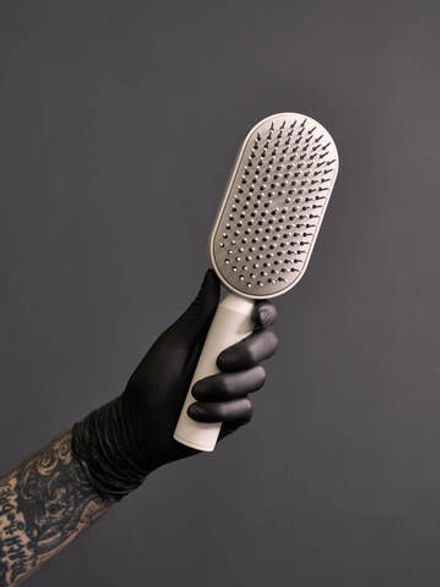 Самоочищающаяся расческа с кнопкой