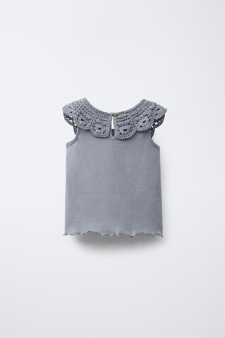 ZARA ФУТБОЛКА С ВЯЗАНЫМ КРЮЧКОМ ВОРОТНИКОМ, СЕРО-СИНИЙ