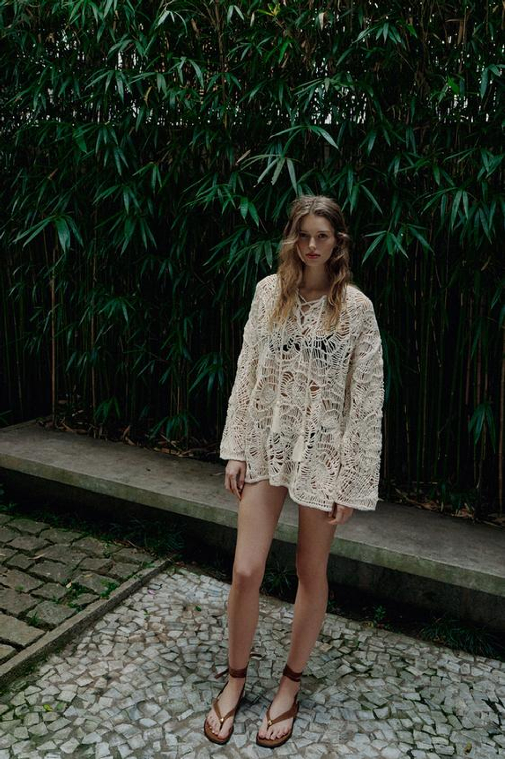 ZARA АЖУРНОЕ ТРИКОТАЖНОЕ ПЛАТЬЕ С КИСТОЧКАМИ, ЭКРЮ