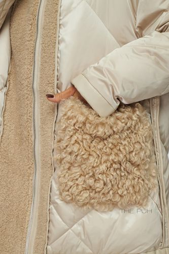 Бежевый пуховик с отделкой из овчины