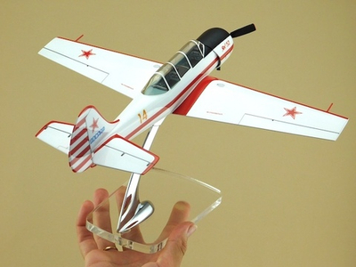 Модель самолета Як-52 (М1:30, ДОСААФ СССР) шасси убраны