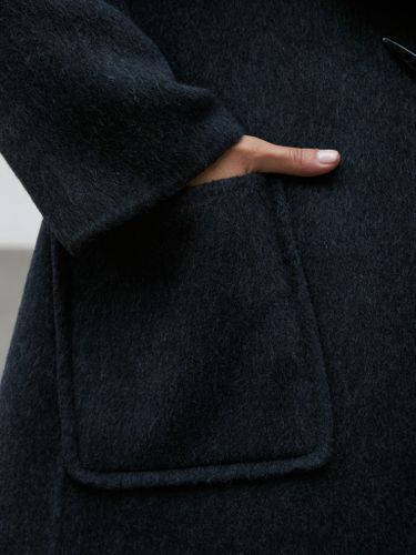 Черное укороченное пальто с шарфом