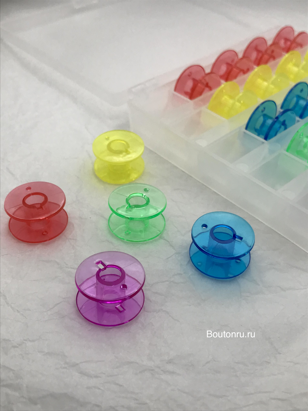 Набор шпулек для ниток в контейнере