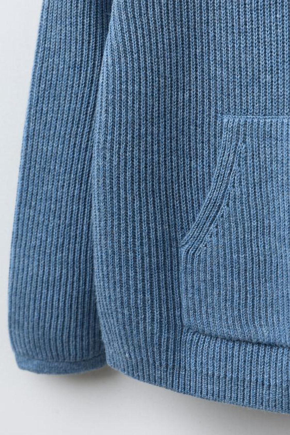 ZARA ТРИКОТАЖНЫЙ ДЖЕМПЕР С КАПЮШОНОМ И КАРМАНОМ, СИНИЙ