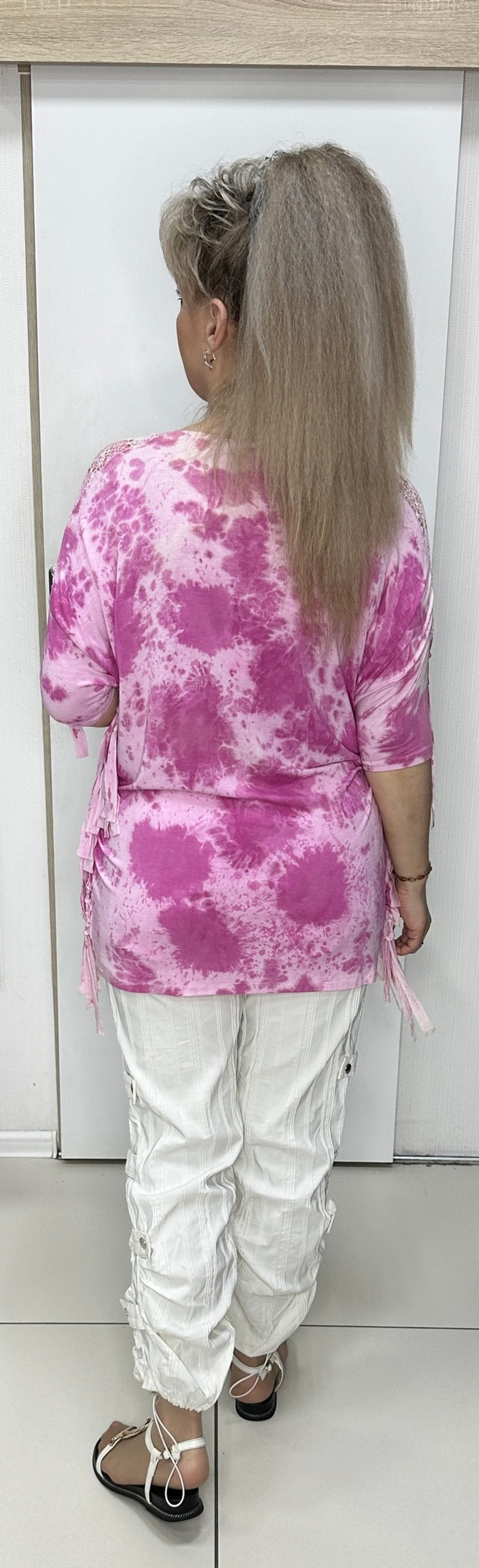 Оригинальный бело-розовый блузон-туника с бахромой