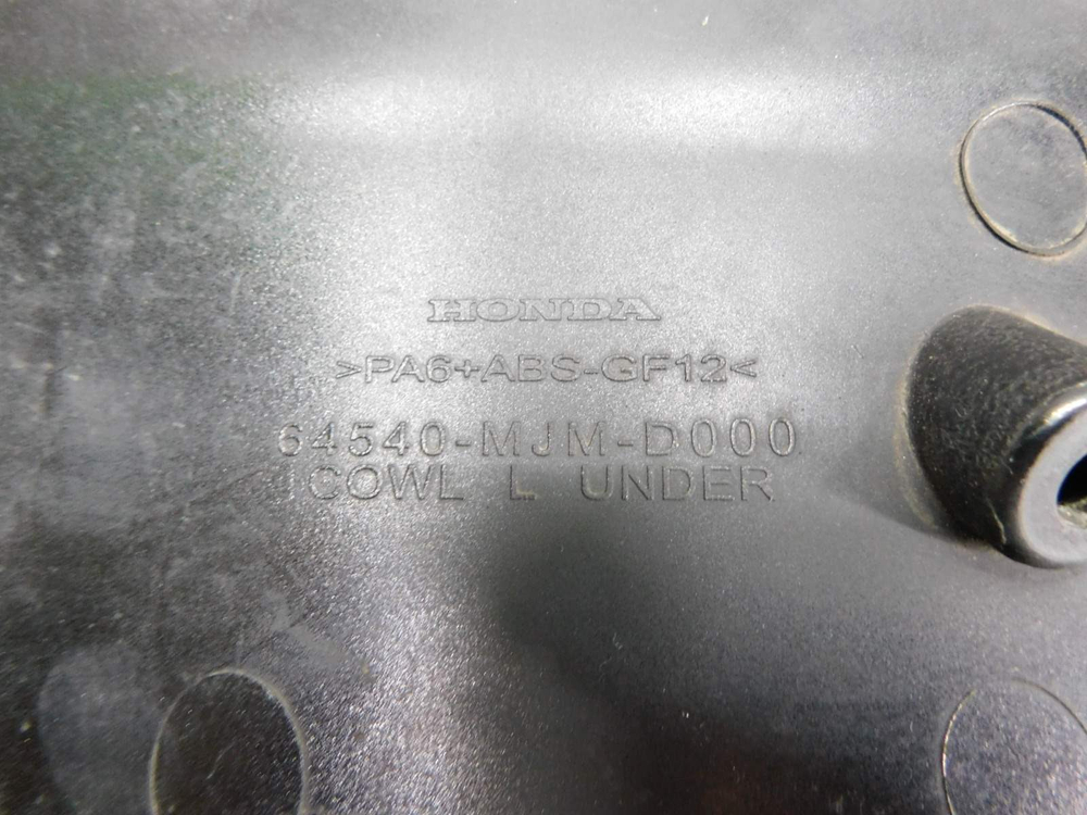 Пластик нижний левый Honda VFR800 64540-MJM-D000