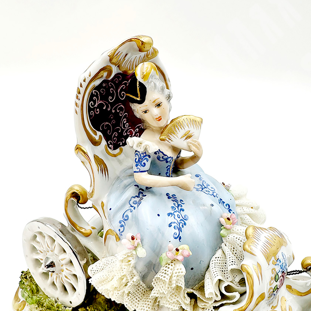 Маленькая повозка, запряжённая лошадьми. Фарфор, круж. фарфор, руч.роспись. Capodimonte. н. ХХ в.