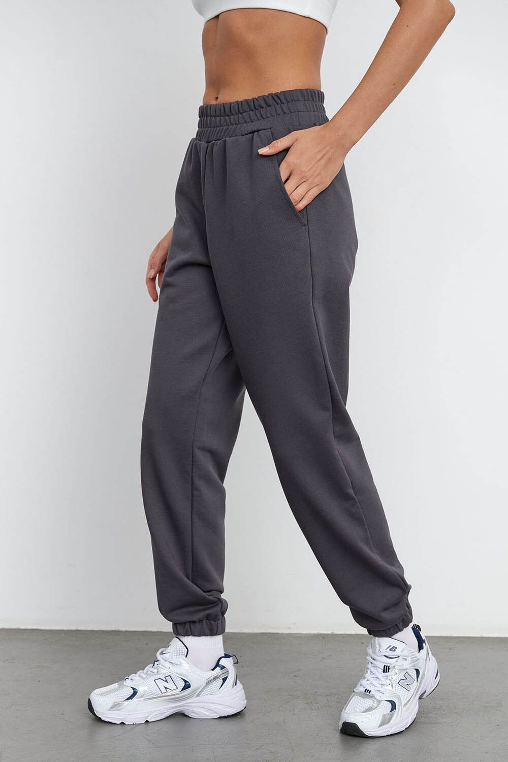 Свободные джоггеры без начеса из премиум футера цвета антрацит