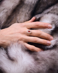 кольцо с сапфиром падпараджа и белыми топазами