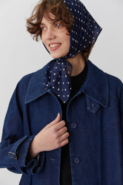 Косынка из шелка синяя в горошек