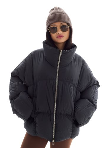 Объемный черный пуховик со съемной манишкой-капюшоном