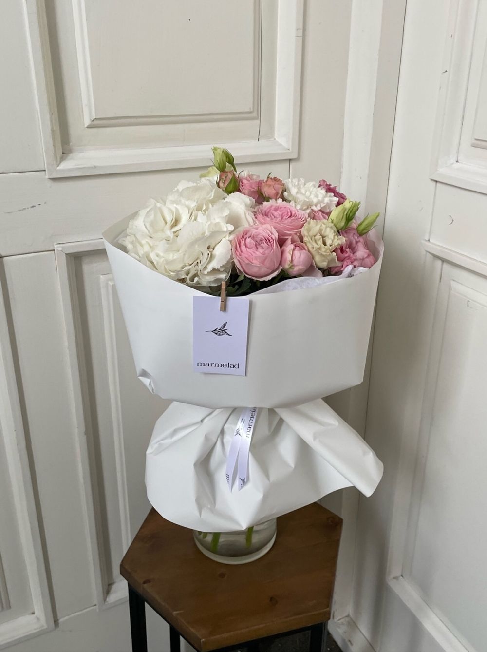 Букет с нежно-розовой кустовой пионовидной розой и хризантемой в оформлении