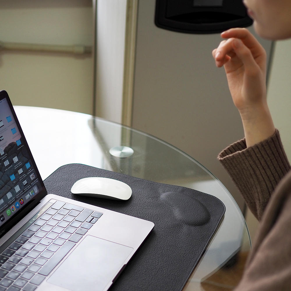 Коврик для MacBook Tapis из натуральной кожи теленка черного цвета