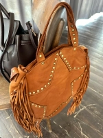 Женская сумка из натуральной вареной кожи с бахромой и заклепками цвет whisky