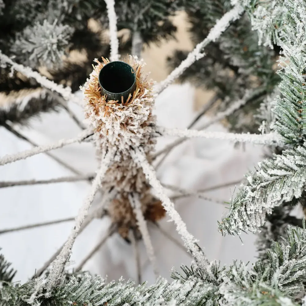 Заснеженная елка с гирляндой встроенной «Saint Paul» (Литая+пвх) 3 м
