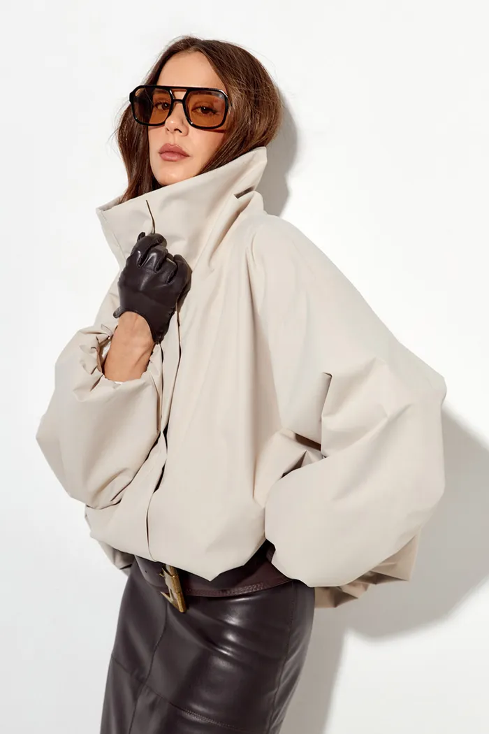 Ветровка О-силуэта с высоким воротом цвета экрю