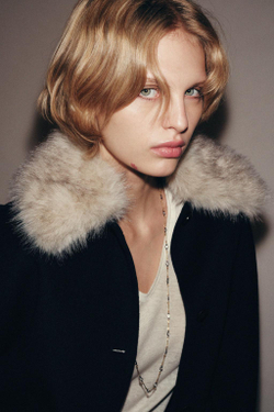 ZARA МЕТАЛЛИЧЕСКОЕ ОЖЕРЕЛЬЕ С КРИСТАЛЛАМИ, ЗОЛОТИСТЫЙ