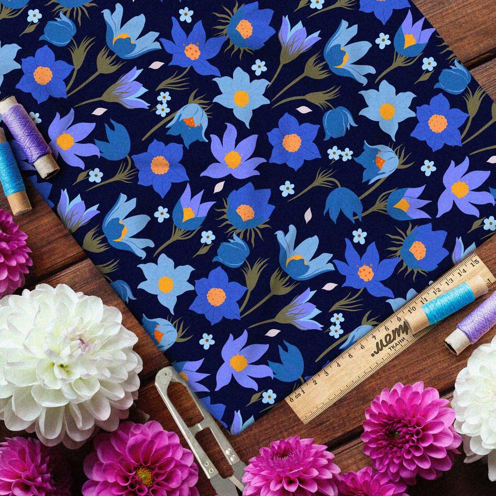 Ткань флис плотные синие ромашки на чёрном фоне