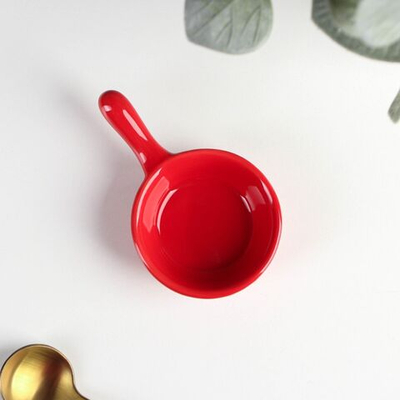 Соусник керамический с ручкой Доляна «Классика», 30 мл, 10×6 см, цвет красный