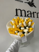 Букет из 51 белого и желтого тюльпанов