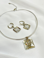 Серьги прозрачный прямоугольный кристалл в серебряном квадрате, замок скоба