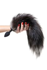 Черная силиконовая анальная втулка с хвостом чернобурой лисы - размер S (Цвет: черный)