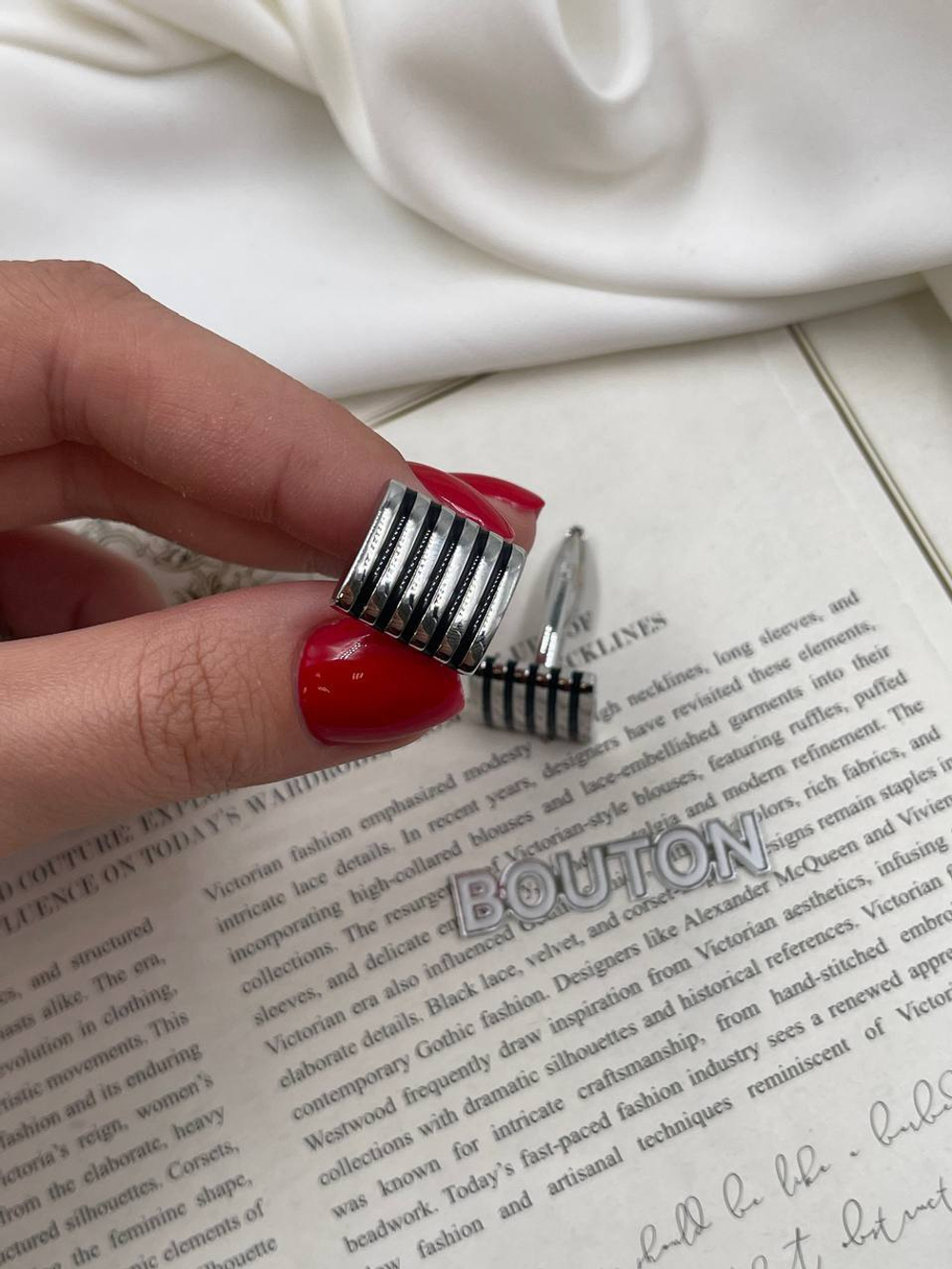 Запонки серебристые квадратные с черными полосками