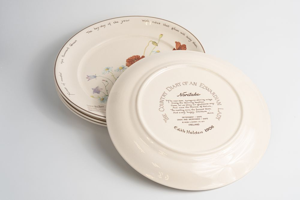 Четыре столовых тарелок из сервиза «Сельский дневник леди эпохи короля Эдуарда» Эдит Холден (The Country Diary of an Edwardian Lady by Edith Holden 1906)