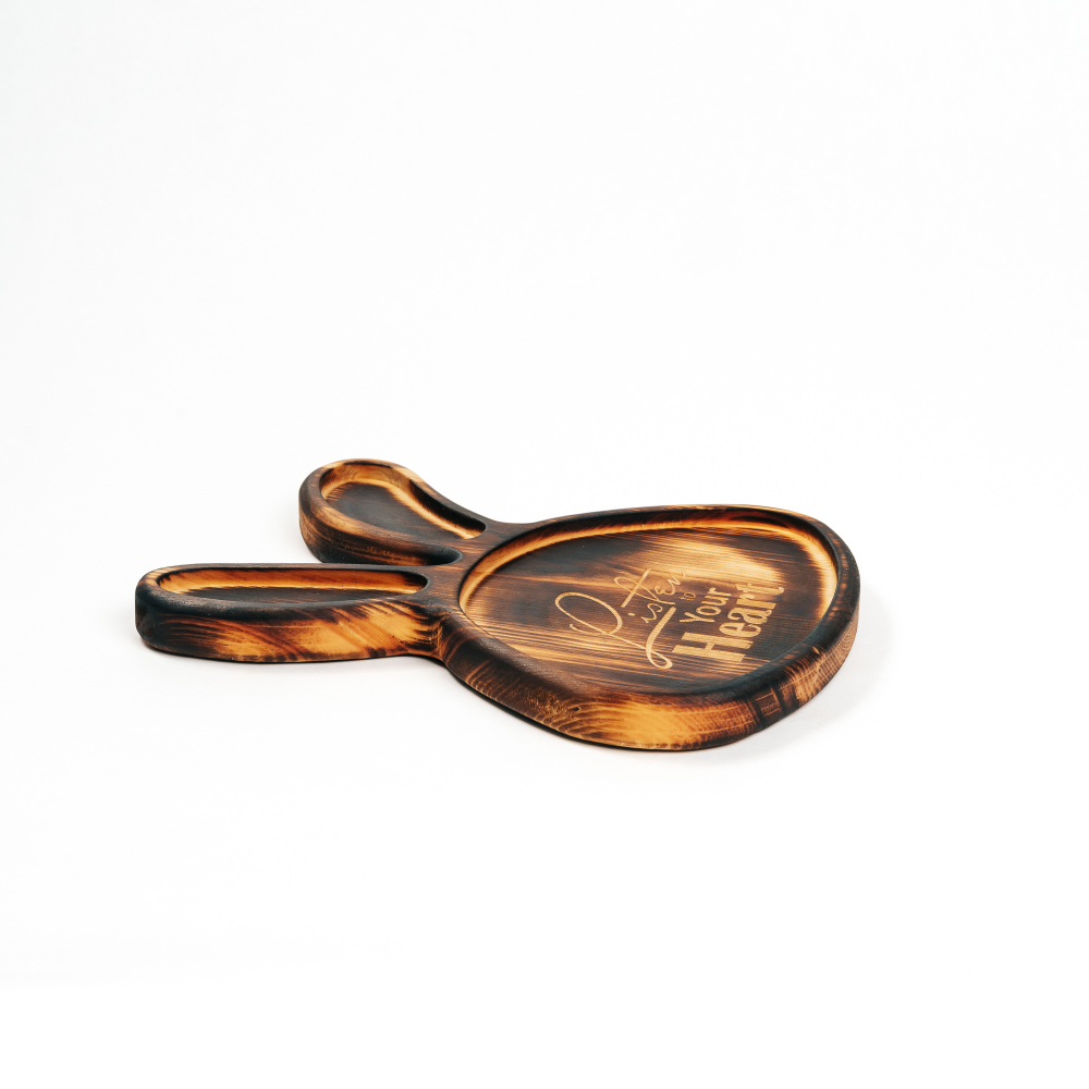 Менажница из кедра для подачи блюд и закусок с гравировкой "Listen to your heart"