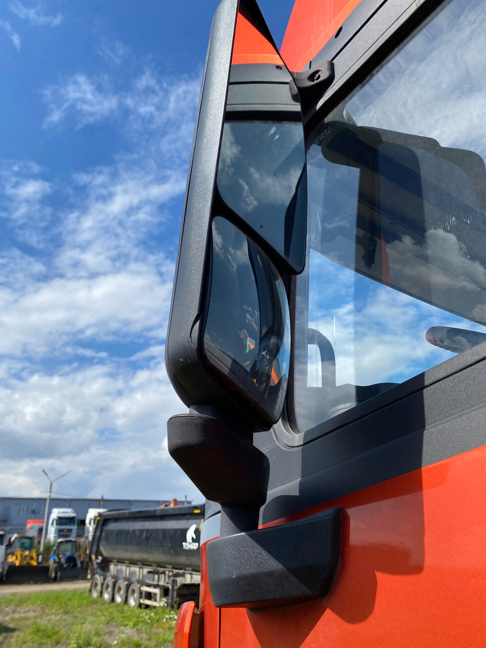 Shacman (Shaanxi) SX* 6x4 Седельный тягач SX42584V324 (Дизельный, 11,6 л, 423 л.с., МТ)