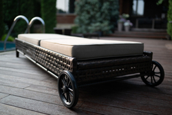 Шезлонг-лежак КОРСИКА (с подушкой) из искусственного ротанга .