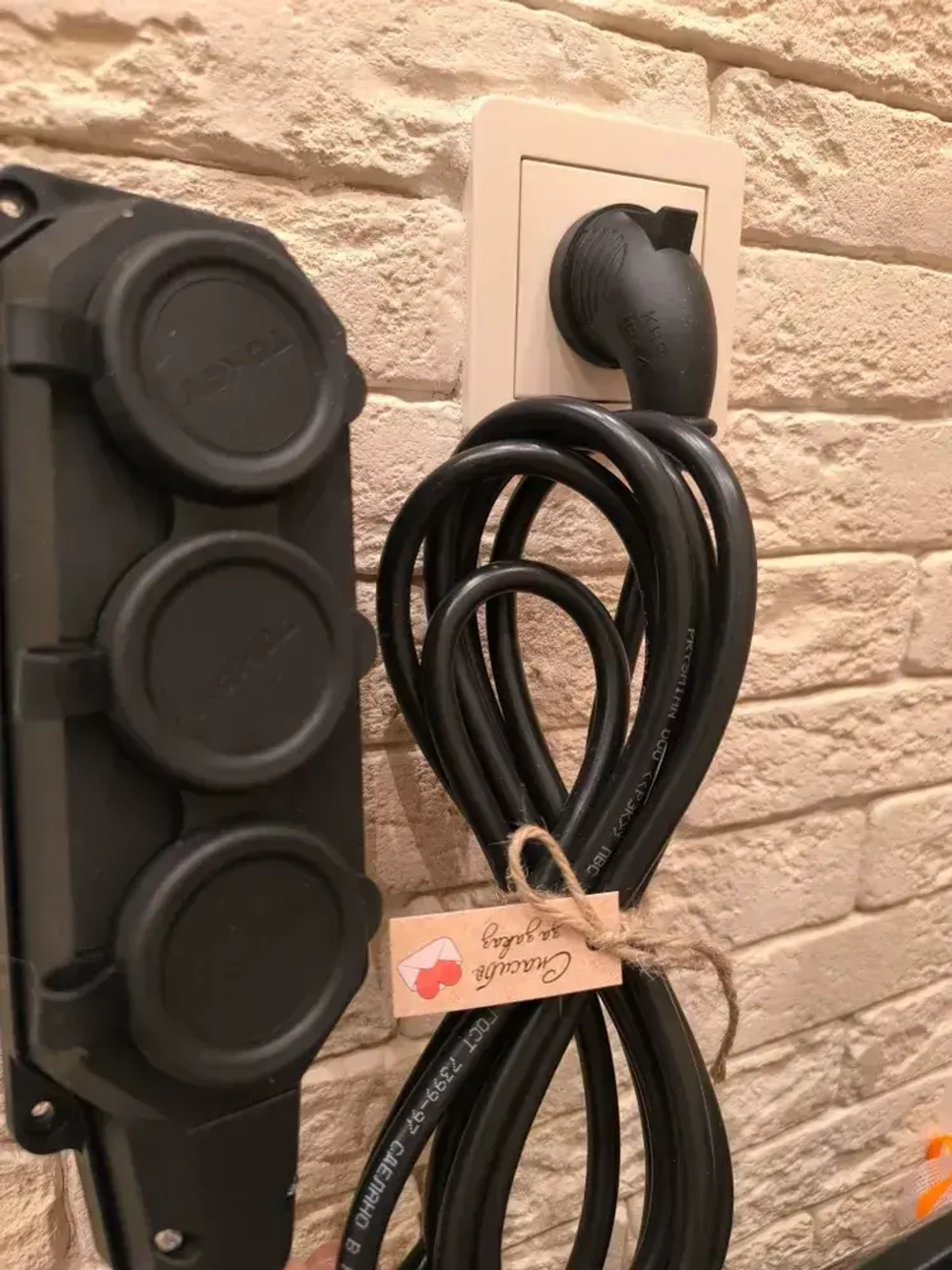 длинитель IP 44 влагозащищенный .с Угловой вилкой каучук 3 розетки 3 метра с заземлением 3на1,5 ПВС Гост