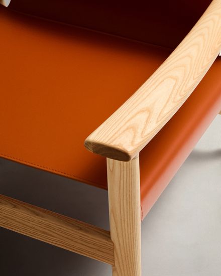 Кресло Jan из переработанной кожи светло-коричневого цвета и ясеня в натуральном цвете