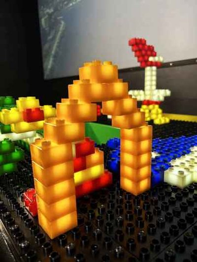 Интерактивный стол со светящимся конструктором