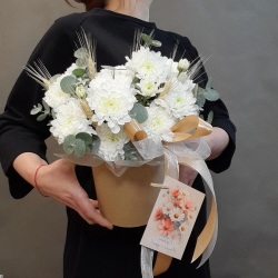 Хризантемы в коробке с открыткой в подарок