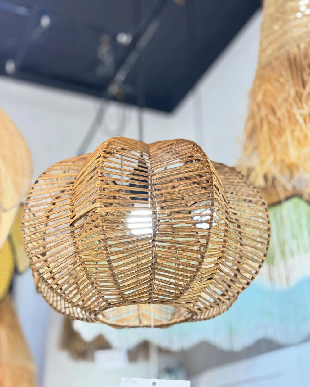 Изящная подвесная люстра из натурального ротанга с лепестковой формой.