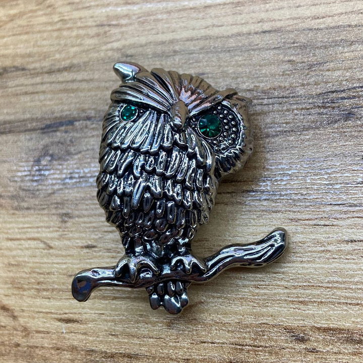 Брошь Сова задумчивая на ветке глаза зеленые металл серебристый