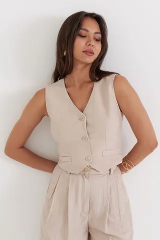 Жилет костюмного кроя из вискозы жемчужного цвета