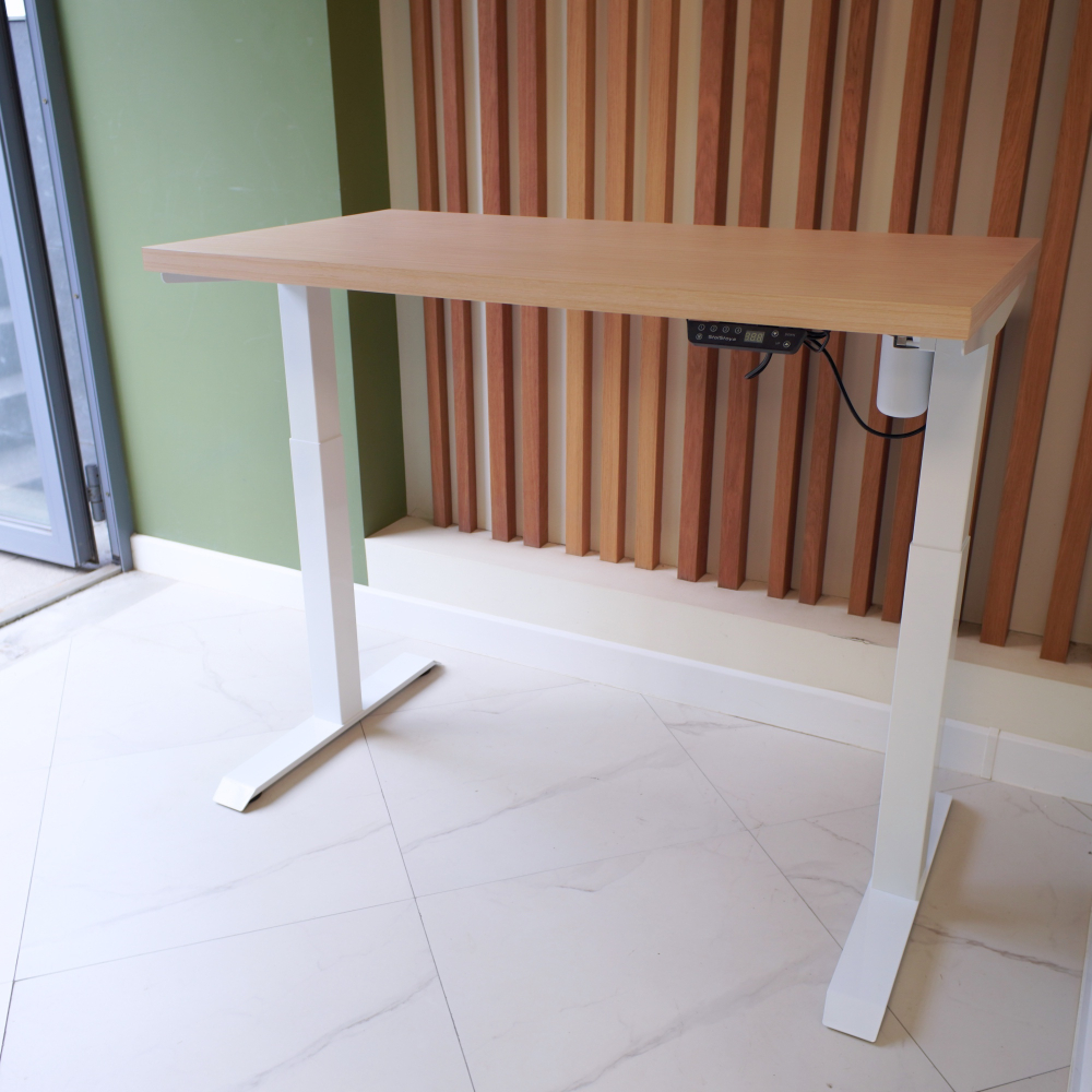 Регулируемый компьютерный стол Motor UP с регулировкой по высоте — столешница МДФ дуб беленый