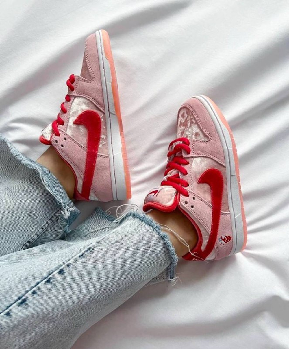 Женские кроссовки Strange Love x Nike SB Dunk Low