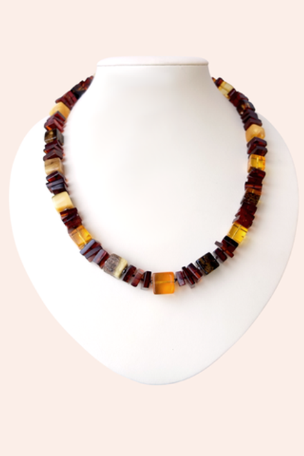 Бусы из янтаря кубики